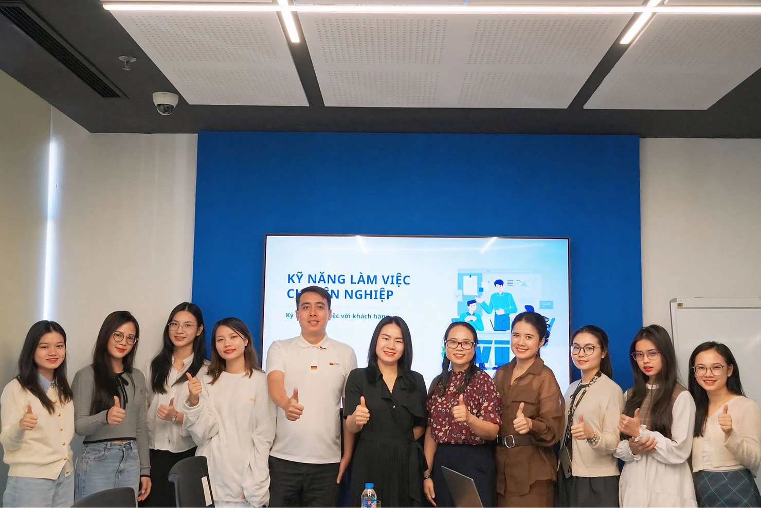 Ban lãnh đạo cùng cán bộ nhân viên tham gia buổi đào tạo với giảng viên Trịnh Thị Hồng Vân